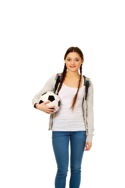 Mujer joven con pelota de fútbol. —  Fotos de Stock