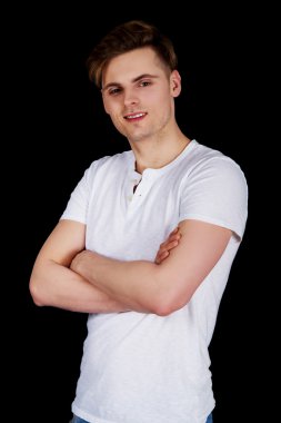 Çapraz kolları olan kendine güvenen adam.
