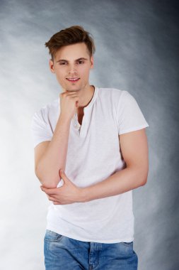 düşünceli yakışıklı.