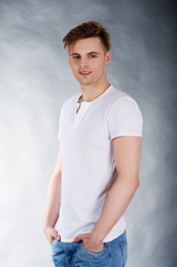 genç gülümseyen adam.