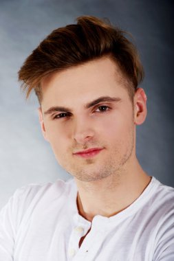 genç gülümseyen adam.