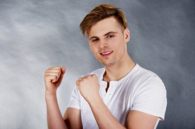 genç adam bir dilek yapma.