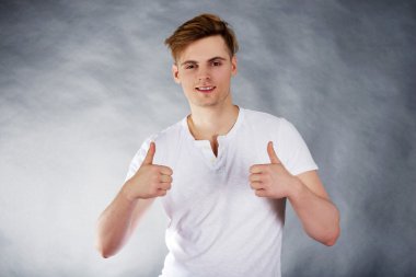 başparmak yukarıya ile neşeli adam.