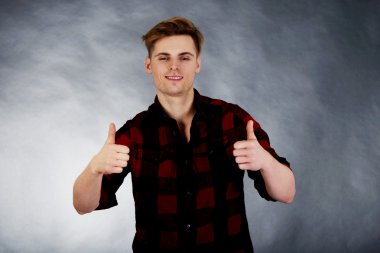 başparmak yukarıya ile neşeli adam.