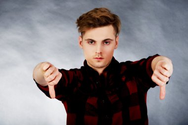 başparmak aşağı üzgün adam.