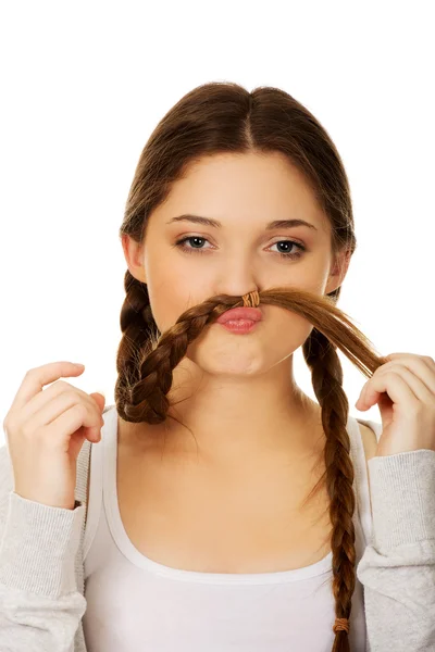 Adolescente fazendo bigode de cabelo . — Fotografia de Stock