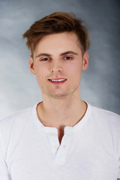 Joven hombre sonriente . — Foto de Stock