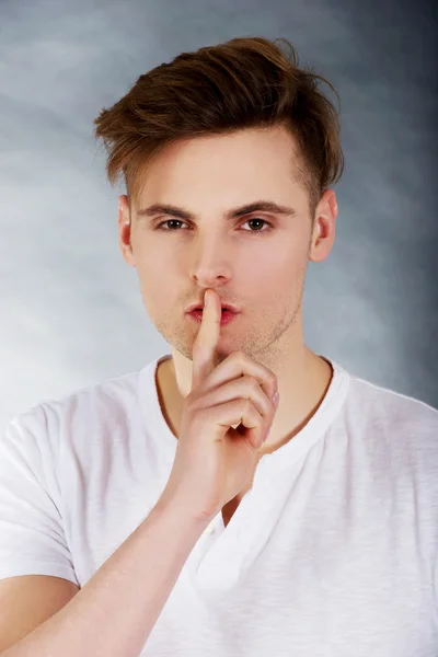 Joven mostrando un gesto silencioso . —  Fotos de Stock