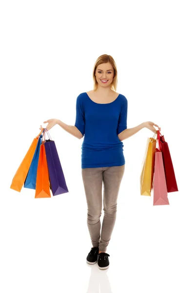 Mulher com um monte de sacos de compras. — Fotografia de Stock