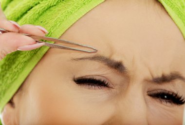 güzel bir kadın onun kaş koparma.