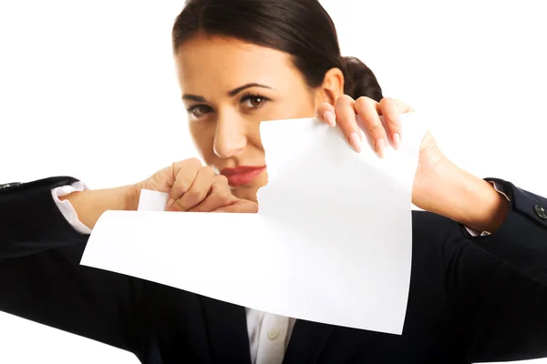 Kobieta interesu oderwać jej notatki papieru — Zdjęcie stockowe