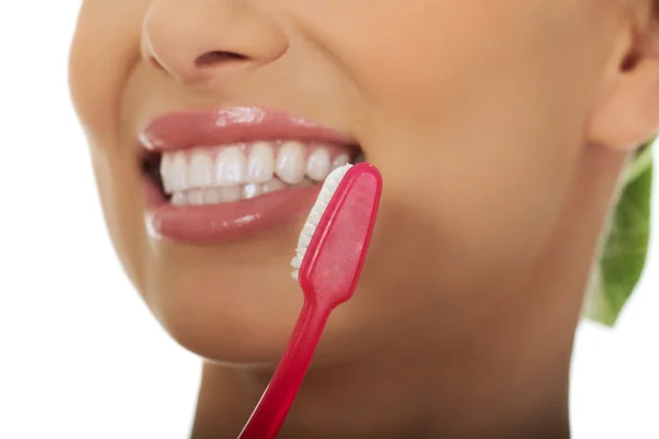 Hermosa mujer con cepillo de dientes . —  Fotos de Stock