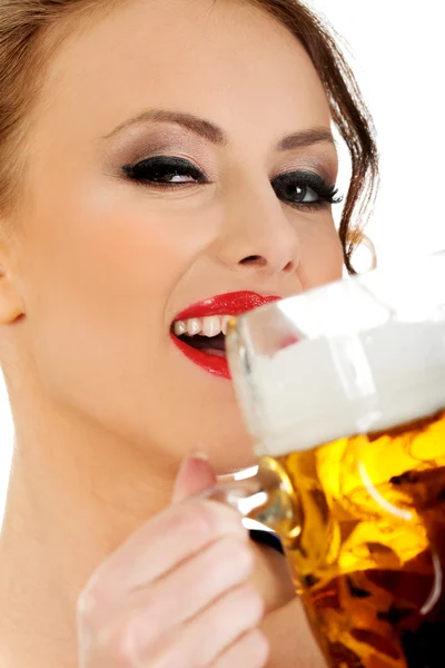 Mujer bávara beber cerveza . —  Fotos de Stock