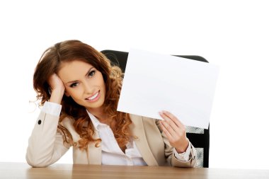 bir kağıt sayfası holding iş kadını.