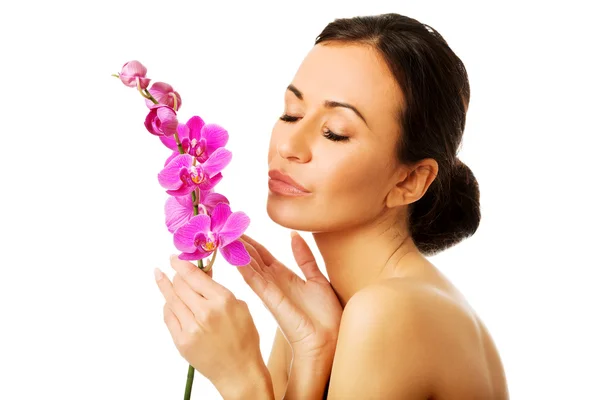 Oben ohne Frau mit lila Orchideenzweig — Stockfoto