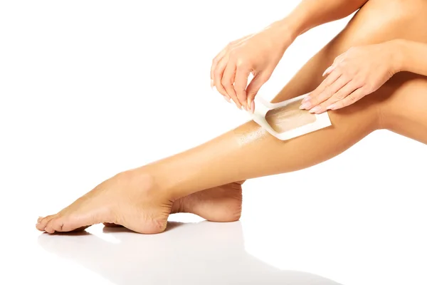 Woman waxing her leg — Stock Photo, Image