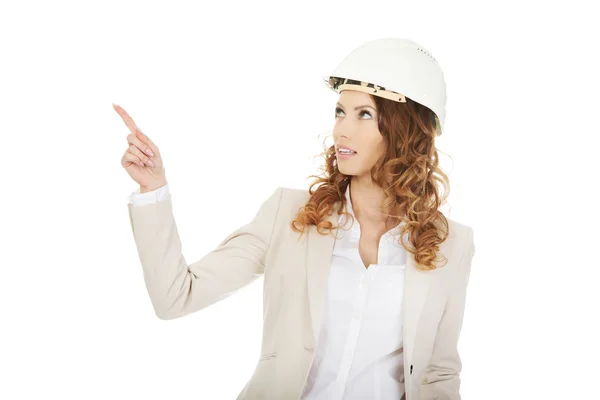 Mujer de negocios en casco blanco apuntando hacia arriba . —  Fotos de Stock