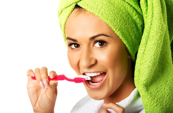 Mujer en albornoz cepillándose los dientes —  Fotos de Stock
