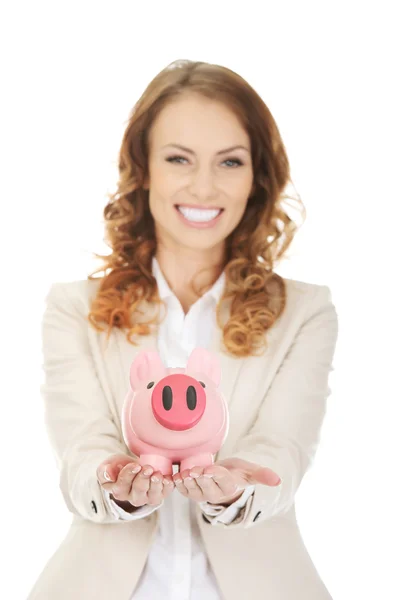 Geschäftsfrau mit Sparschwein. — Stockfoto