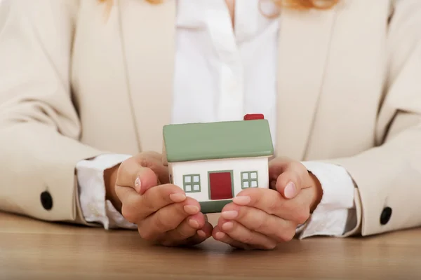 Empresária apresentando uma casa modelo . — Fotografia de Stock