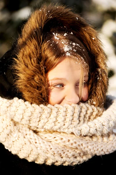 Jovem mulher ao ar livre no inverno — Fotografia de Stock