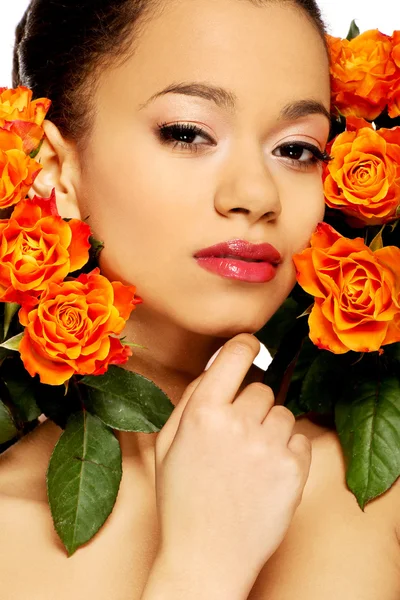Beauté femme africaine avec des roses . — Photo