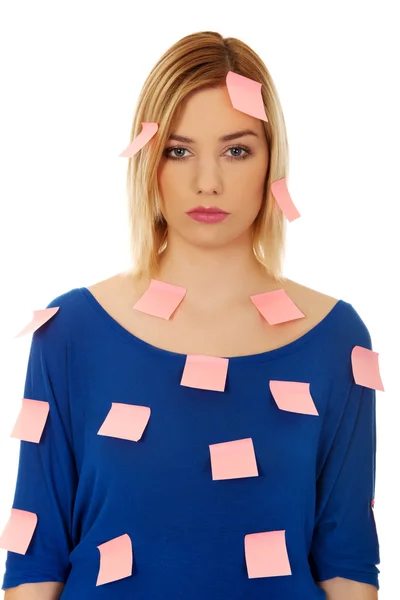 Kobieta z notatek programu sticky notes. — Zdjęcie stockowe