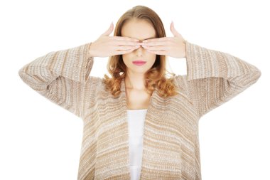 güzel kadın kapsayan gözler.