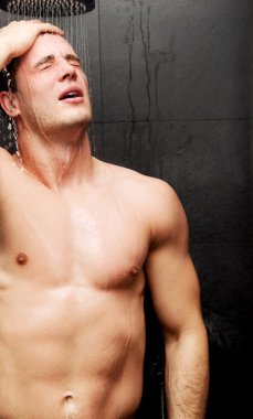 yakışıklı adama duş.