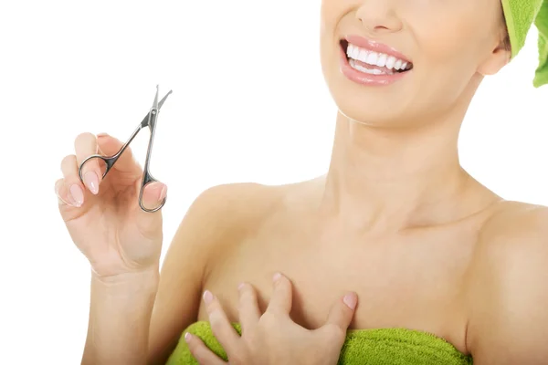 Frau mit Nagelschere. — Stockfoto