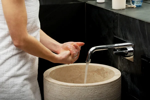 Женщина чистит руки . — стоковое фото