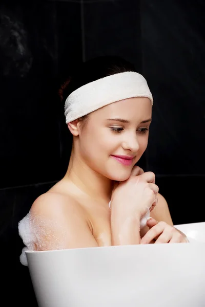 Купальная женщина расслабляется в ванной . — стоковое фото