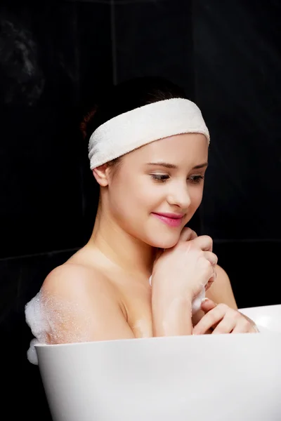 Mujer de baño relajante en el baño . —  Fotos de Stock