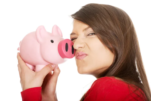 Glückliche junge Frau mit Sparschwein. — Stockfoto