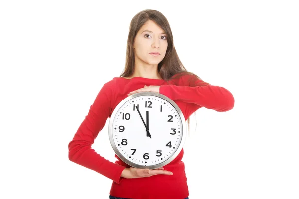 Schöne Frau mit der Uhr. — Stockfoto