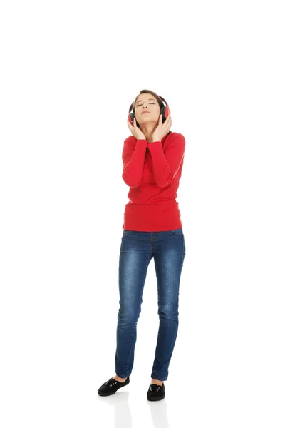 ヘッドフォンで音楽を聴いている女性. — ストック写真