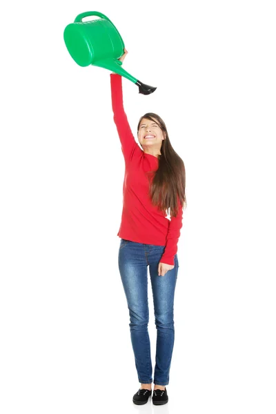 Mujer sosteniendo una regadera . —  Fotos de Stock