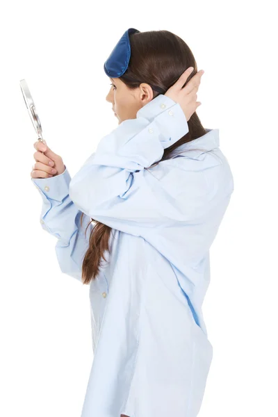 Jovem mulher da manhã em camisa grande . — Fotografia de Stock