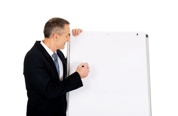 Geschäftsmann männliche Führungskräfte schreiben auf einem Flipchart — Stockfoto