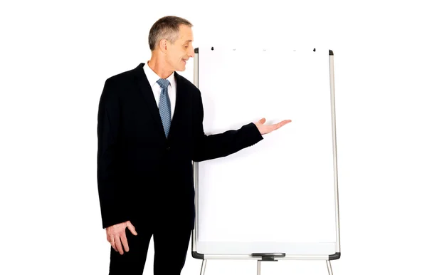 Male executive presenting on flip chart — Stock Photo, Image