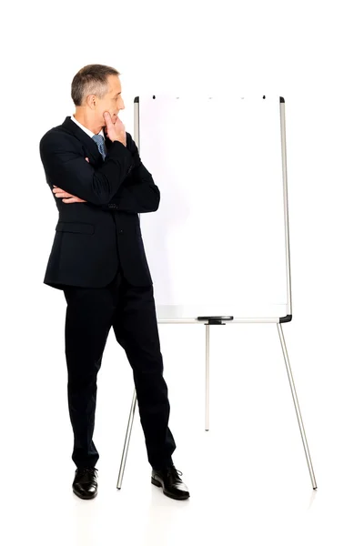 Hombre ejecutivo pensando en la presentación — Foto de Stock