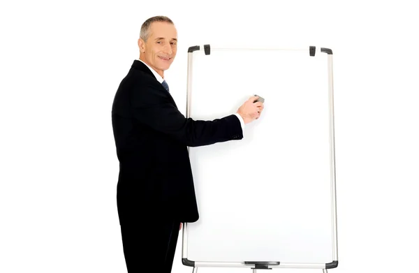 Masculino executivo limpeza um flip chart — Fotografia de Stock