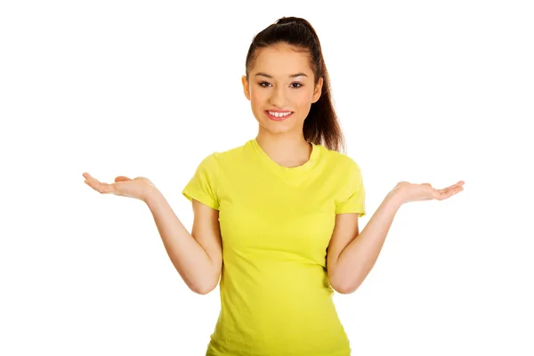 Vrouw met iets op de palmen. — Stockfoto