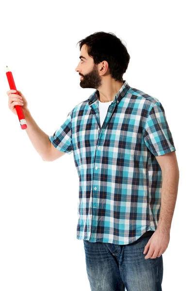 Homem apontando com grande lápis vermelho . — Fotografia de Stock