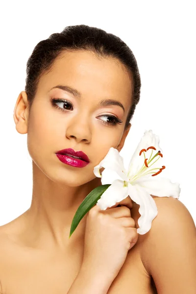 Rosto de beleza da mulher com flor de lírio . — Fotografia de Stock