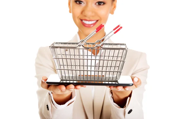 Businesswoman with shopping cart and tablet. — Stock Photo, Image