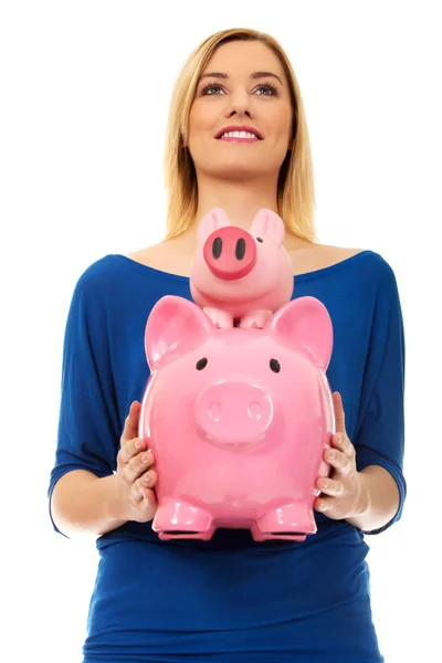 Gelukkige vrouw met twee piggy banks. — Stockfoto