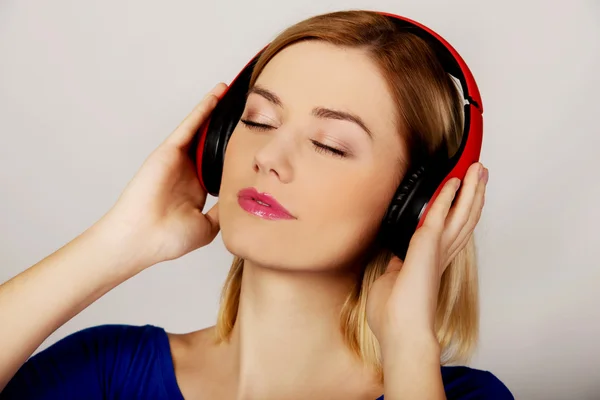 Frau mit Kopfhörer hört Musik. — Stockfoto