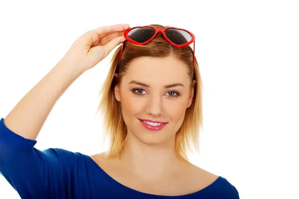 Mulher casual em óculos de sol . — Fotografia de Stock