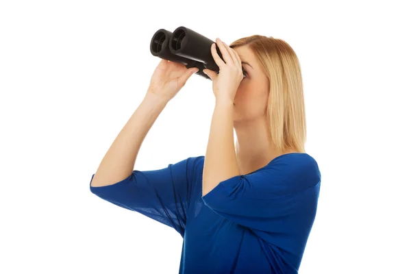 Young woman with binoculars. — Stock Photo, Image